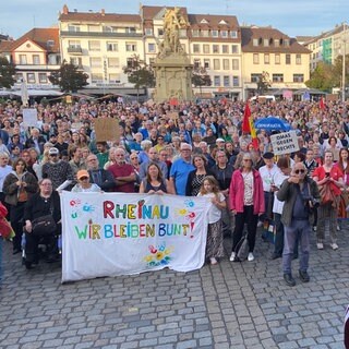 Tausende Teilnehmer demonstrieren auf dem Mannheimer Marktplatz für Demokratie und gegen Rechtsextremismus