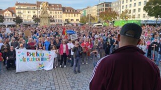 Tausende Teilnehmer demonstrieren auf dem Mannheimer Marktplatz für Demokratie und gegen Rechtsextremismus