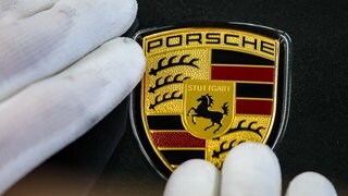Der Stuttgarter Sportwagenbauer Porsche will den Vorstand umbauen. Derzeit werden Gespräche über Vertragsauflösungen geführt.