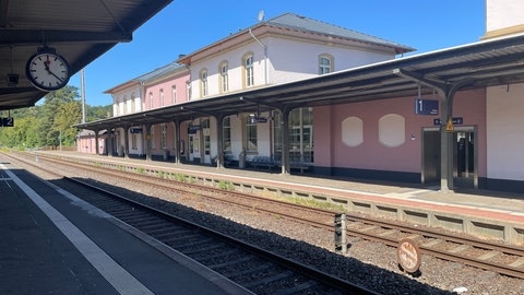 Nur die Gleise, Bahnsteige und Unterführungen gehören der Bahn. Das Alkoholverbot würde demnach auch nur dort gelten. 