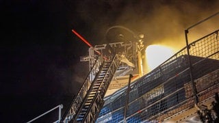 In Stuttgart-Obertürkheim löscht die Feuerwehr einen Brand im Dachgeschoss eines Hauses.