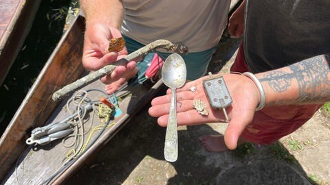 Die Funde der beiden Tübinger Ringsucher: Ein alter Löffel, ein Fahrradständer und mehrere Stücke Aluminium. Gerne hätten sie nach dem Stocherkahnrennen den Ehering wiedergefunden.