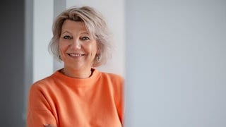 Claudia Oterkamp-Baerens blickt lächelnd in die Kamera.