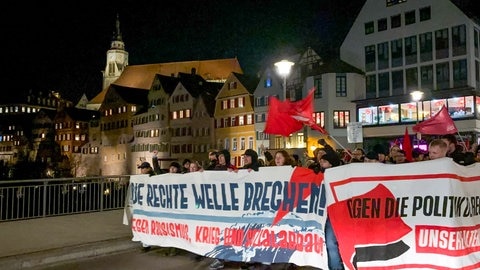 Protestzug auf Neckarbrücke in Tübingen: Aktivisten forderten, dass bei einem Wahlpodium in Tübingen, der AfD-Kandidat ausgeladen wird.