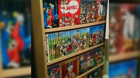 Regal mit einer Sammlung von das "Lustige Taschenbuch" in Ariendorf.