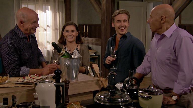 Heinz, Jenny und Sebastian lachen über Franz, der dabei steht
