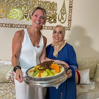 Susanne Nett und Layla Bendraaou posieren in Mainz-Bretzenheim mit ihrem traditionellen Couscous mit Hähnchen aus Marokko.
