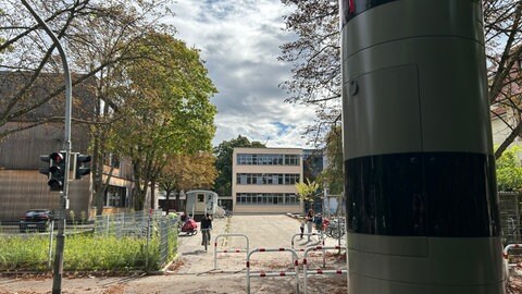 Ein Blitzer an der Freiburger Lorettostraße steht direkt vor einer Grundschule.