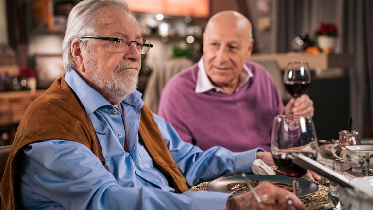Hermann (Wolfgang Hepp) und Franz (Edgar-M. Marcus) feiern zusammen Weihnachten