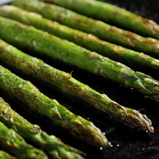 Grüne Spargel-Stangen nebeneinander