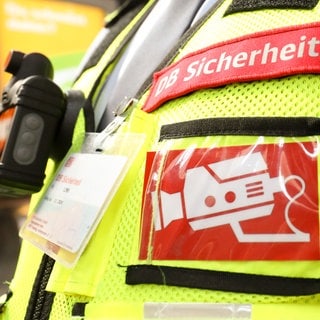Ein Bahnmitarbeiter trägt die Bodycam bei der Arbeit, schaltet sie aber nur in heiklen Situation ein.