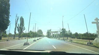 Netze sind über eine Straße in Cherson gespannt.