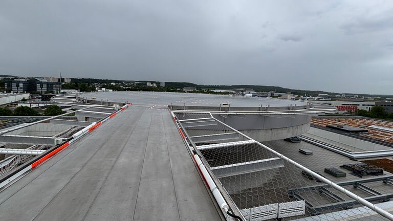 Der Hubschrauberlandeplatz des Klinikums: Direkt neben dem Landeplatz befindet sich der Aufzug, der Patienten direkt in die Notaufnahme und den Schockraum fahren kann.