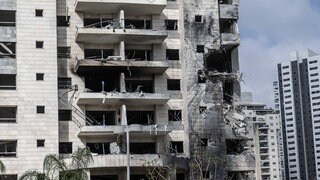 Ein Hochhaus in Petah Tikva, der isreaelischen Partnerstadt von Koblenz. Es wurde bei einem iranischen Raktenangriff getroffen.