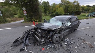 Bei Lauffen wurde ein Autofahrer bei einem Frontalcrash schwer verletzt. Er überholte mehrere Autos, die wegen eines querenden Rollator bremsten.