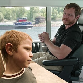 Binnenschiffer Patrick Mnich auf der Brücke seines Rheinschiffs