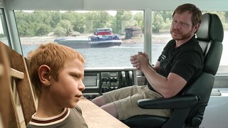 Binnenschiffer Patrick Mnich auf der Brücke seines Rheinschiffs