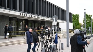 Journalisten stehen vor dem Oberlandesgericht in Stuttgart-Stammheim, wo am 29. April ein Prozess um Reichsbürger begann.