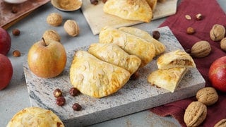Apfeltaschen mit Nüssen und Zimt