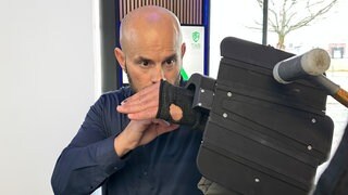  Der Kunststoffteile-Hersteller NMH in Hohentengen will Polizisten künftig mit einem speziellen Armschild vor Schnittverletzungen schützen.