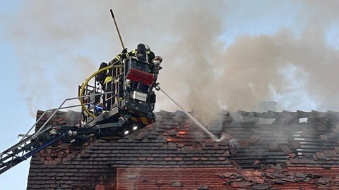 Insgesamt drei Drehleitern hatte die Feuerwehr beim Brand in Mengen (Kreis Sigmaringen) im Einsatz.