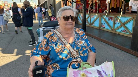 Eine Frau im Rollstuhl auf dem Frühlingsfest.