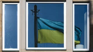 Ukraine-Flagge spiegelt sich im Fenster