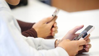 Schüler benutzen während eines Vortrags im Biologieunterricht über die Anwendungen von Künstlicher Intelligenz (KI) ihr Smartphone im Unterricht. (Symbolbild)