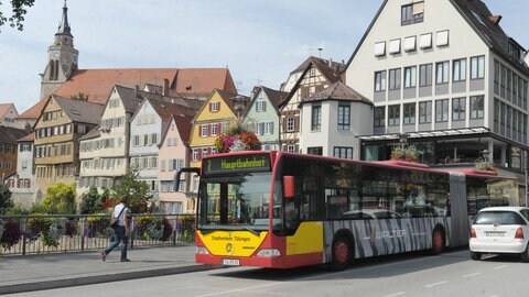 Ein Bus fährt über die Neckarbrücke in Tübingen