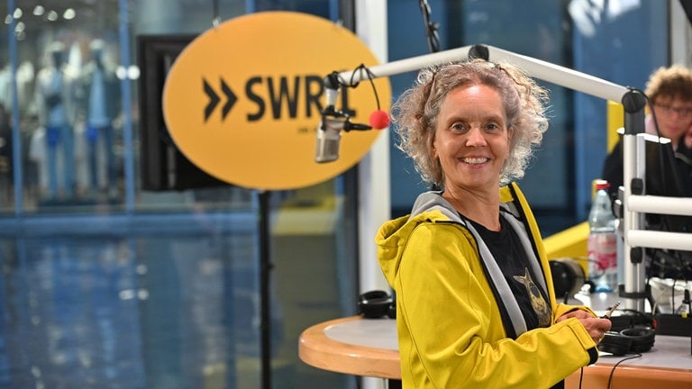 Gleich geht's los für Claudia Deeg und ihren Mitmoderator Christian Balser. Da steigt natürlich die Freude auf die nächsten Hits der SWR1 Hitparade.