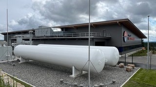 Wasserstofftanks und eine große Solaranlage machen eine Firma im Hochschwarzwald fast autark.