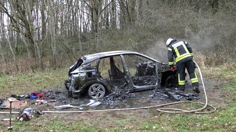 Im Zeltinger Wald gibt es eine Explosion, ein Auto brennt vollständig aus.