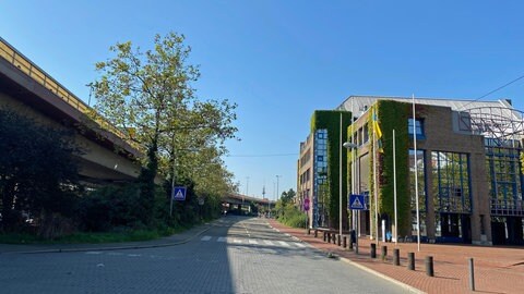  Die Hochstraße Nord (links im Bild) und das Kreishaus (rechts im Bild) in Ludwigshafen