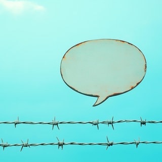 Sprechblase mit Stacheldraht: Wer durch Instagram oder TikTok scrollt, begegnet Algospeak. Emojis und Buchstaben-Verdreher sollen die Inhaltsfilter bei Social Media umgehen und Aufklärungs-Content, aber auch Hassbotschaften verbreiten.