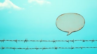 Sprechblase mit Stacheldraht: Wer durch Instagram oder TikTok scrollt, begegnet Algospeak. Emojis und Buchstaben-Verdreher sollen die Inhaltsfilter bei Social Media umgehen und Aufklärungs-Content, aber auch Hassbotschaften verbreiten.