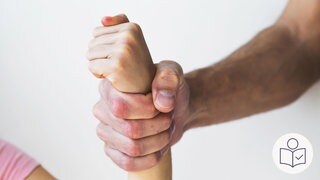 Das Bild zeigt die Faust von einem Mann. Die Faust hält das Hand·gelenk von einem Kind fest. Rechts das SWR Logo für Leichte Sprache. 
