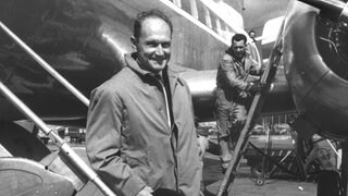 Heinrich Harrer 1959 auf dem Frankfurter Flughafen
