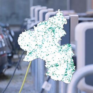 Ladesäulen, die gerade über einen Kabelanschluß Elektroautos aufgeladen werden