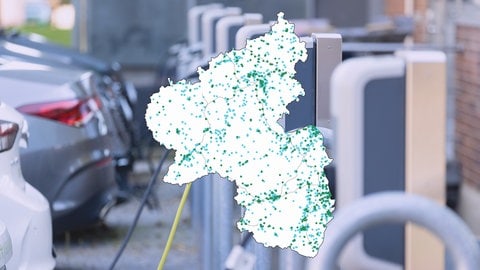 Ladesäulen, die gerade über einen Kabelanschluß Elektroautos aufgeladen werden