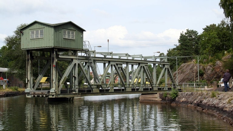 Drehbrücke, mitten in der Drehung.