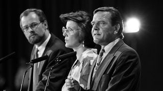 Die SPD-Politiker Rudolf Scharping (Bundesvorsitzender), Heidemarie Wieczorek-Zeul (Stellvertretende Bundesvorsitzende) und Gerhard Schröder (Ministerpräsident Niedersachsen) am 13.6.1993 in Düsseldorf (v.l.n.r.)