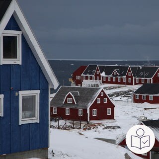 Mehrere rote und blaue Holz·häuser im Schnee. Die Holz·häuser sind in Grönland. Rechts SWR-Logo für Leichte Sprache.