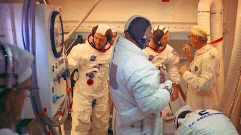 Kennedy Space Center, USA. Auf dem Launch Complex 39 Pad A verlassen die Apollo-11-Astronauten das Apollo-Raumschiff nach der Teilnahme am Countdown-Demonstrationstest. Im Vordergrund ist Astronaut Buzz Aldrin zu sehen. Pad-Leader Guenter Wendt spricht mit Neil Armstrong. Astronaut Michael Collins steht links von Armstrong.