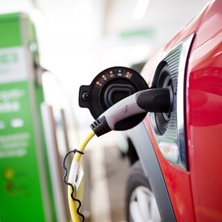 Neue Prämie vom Kauf von E-Autos: Ein Elektroauto tankt an einer Tankstelle.