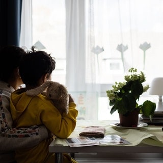 Eine Mutter mit Kind in einem Frauenhaus. In der Westpfalz wachsen die Sorgen um manche Mütter in den Frauenhäusern.