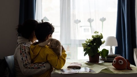 Eine Mutter mit Kind in einem Frauenhaus. In der Westpfalz wachsen die Sorgen um manche Mütter in den Frauenhäusern.