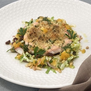 Gratinierte Lachsschnecken mit Zuckerhut-Salat 