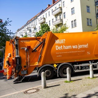 Ein Müllwagen der Berliner Stadtreinigung (BSR) im April 2024 unteregs in Prenzlauer Berg. Der Wagen trägt die Aufschrift "Müll? Det ham wa jerne!" – Ende der 1990er-Jahre hatten viele Kommunen ihre Stadtwerke verkauft. Jetzt wollen Städte und Gemeinden wieder selbst über ihre Infrastruktur entscheiden. 
