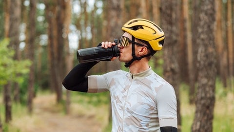 Fahrradfahrer trinkt