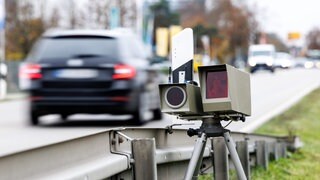 Die Polizei hat in Rheinland-Pfalz beim Blitzermarathon Millionen Autos kontrolliert und einige Tausend Raser erwischt.